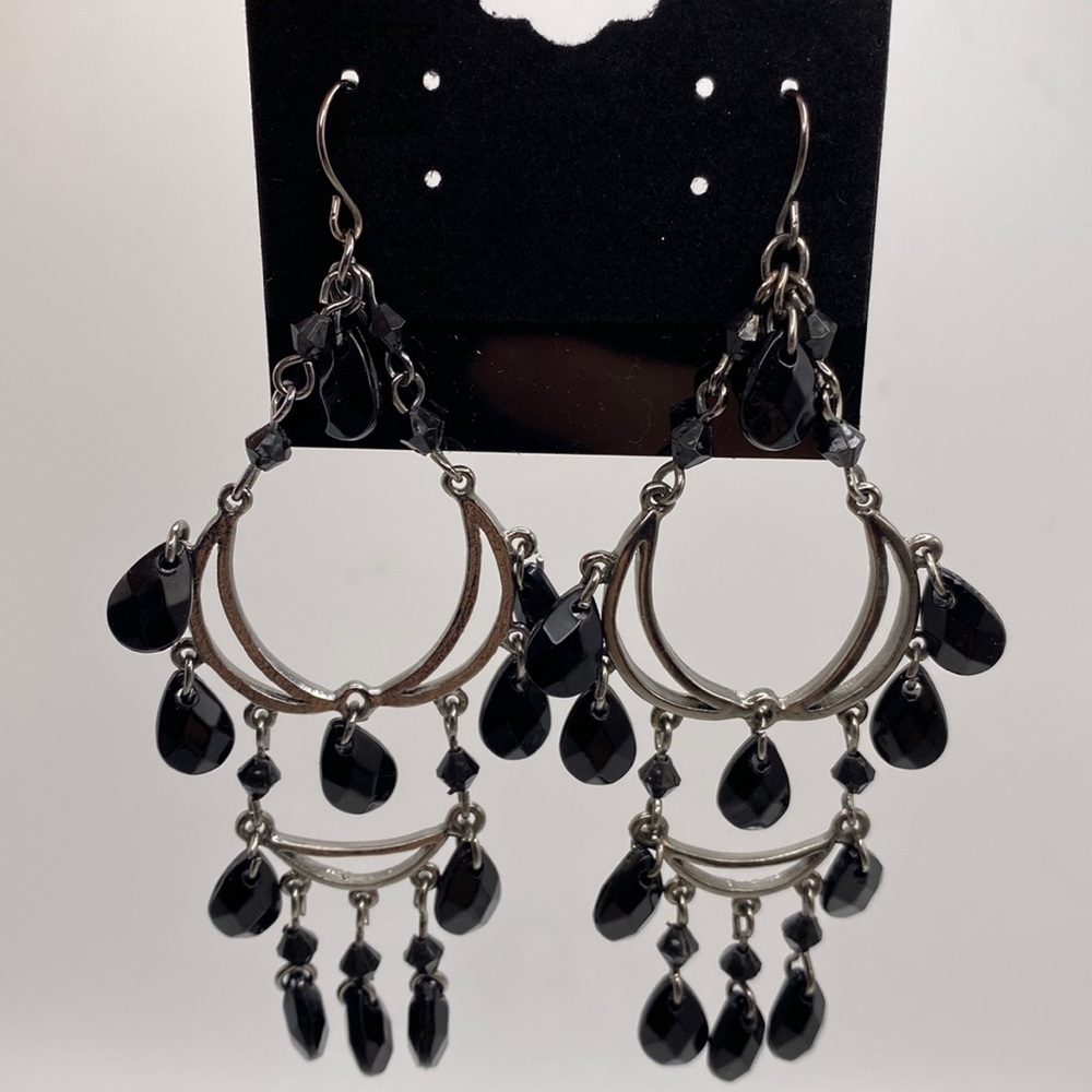 🎁 3 For $15. Black beads gun metal tone chandelier earrings